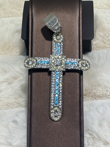 Croce religiosa con pietre