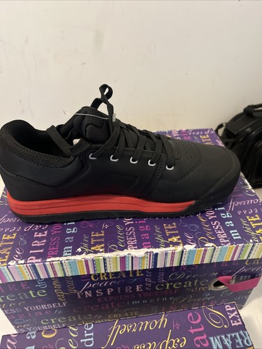 Scarpa piatta specializzata
