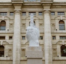 Cattelan  L.O.V.E.  Statua design dito medio love borsa milano