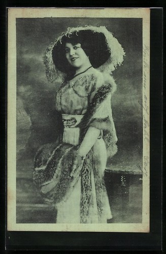 Elegante signora con manicotto