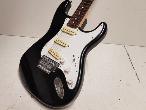 Squier 1987 fender - by,