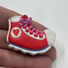 Spilla bavero cuore sneaker