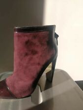 Tronchetto tacco alto 10 bordeaux di camoscio con punta in pelle e dettagli oro.