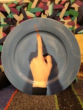 Seletti Dito Piatto Toiletpaper design Maurizio Cattelan | Pierpaolo Ferrari