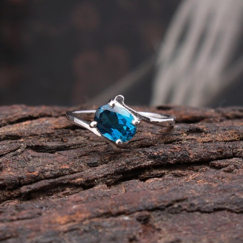 Anello solitario topazio blu