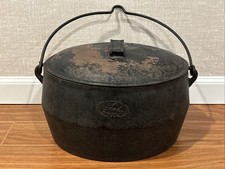 Antica caldaia ovale in ghisa