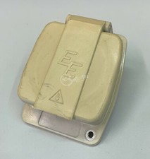 PRESA DA MURO CON COPERCHIO MATERIALE IN PLASTICA DIM 8,5X5,5 CM FERRAMENTA