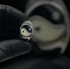 ANELLO TAO SIMBOLO YIN YANG BENE E MALE UOMO COLOR ARGENTO NERO BIANCO MISURA 27
