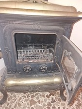 Stufa a legna Parlor Stove Small  in ghisa  con rifiniture in ottone usata .