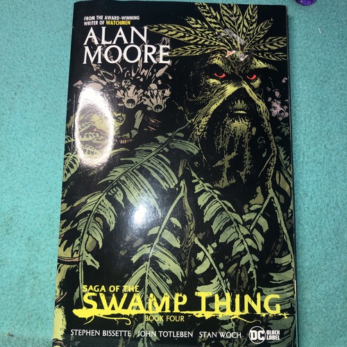 Saga the swamp - thing, book