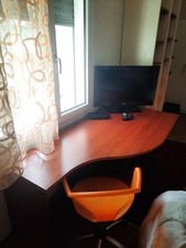 Scrivania In Ciliegio + Sedia Arancione Con Ruote