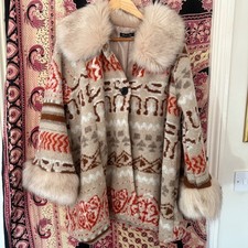 Splendido cappotto a dondolo in lana jacquard con colletto e polsini in pelliccia sintetica, Made in Italy