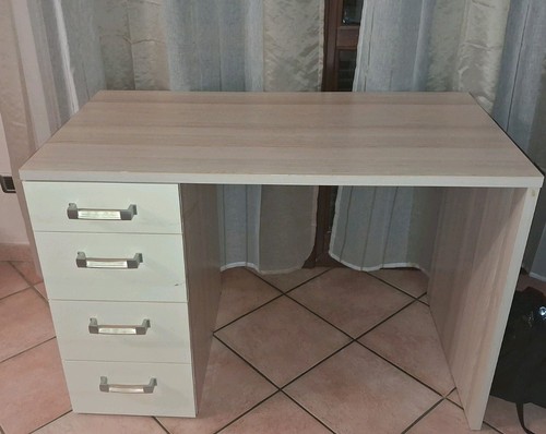 Scrivania con cassetti - con,
