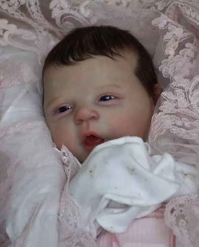 Bambola neonato carina sveglio