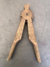 Antico schiaccianoci in legno