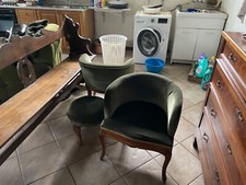 Due poltroncine e un pouf di colore verde