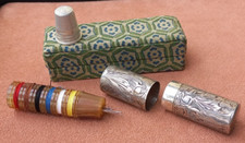 RARO in ARGENTO. Set da viaggio per cucire, custodia e ditale con fili e aghi