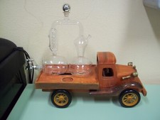 Modello di autocarro in legno artigianale con botte in vetro