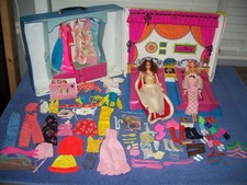 Vintage Barbie & Stacey Sleep 'n Keep Case Quick Curl Miss America vestiti scarpe