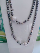 Collana lunga gioielli fantasia di perle coltivate grigie e scaramazze Cm 120