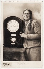 TEENAGER GIRL Velta vicino OROLOGIO DA TAVOLO VINTAGE foto armadio, Ludza LETTONIA 1937