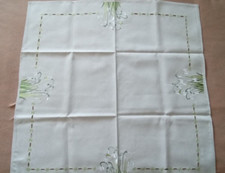 Tovaglia piccola ricamata, quadrata 83x83, verde pastello, centrotavola