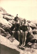 FOTO ANNI '50 --- COPPIA DI AMICHE VICINO AGLI SCOGLI AL MARE  ---