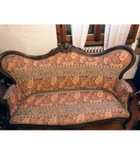 divano stile Luigi XVI, fodera damascata sui toni del rosa e struttura in legno 