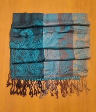 Stola con disegni cachemire verdi su righe verticali. Misure cm 180x72.