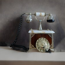 Antico telefono vintage con