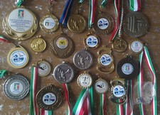 ✅(21 MEDAGLIE + 1 SPILLA) PESISTICA PANCA PIANA ITALIA CON LACCETTO MEDAGLIA