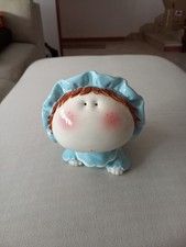 Salvadanaio In Ceramica Bambina Con Abitino E Cappellino Azzurro Altezza Cm.14