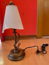 LAMPADA DA TAVOLO CON STRUTTURA IN FERRO COLOR BRUNITO E PARALUME IN VETRO SATIN