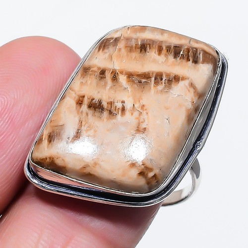 Anello con pietra preziosa