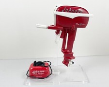 MOTORE FUORIBORDO MINIATURA, ROSSO 1957 JOHNSON 18 CV, CON ESPOSITORE ACRILICO