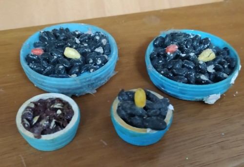 Antichi contenitori con frutti