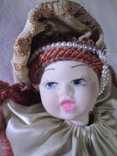 BAMBOLA DI PORCELLANA DI