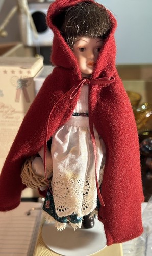Bambola porcellana cappuccetto - porcellana,
