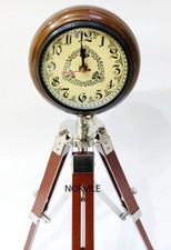 Antico orologio in legno con