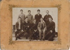 Prete sacerdote in posa con