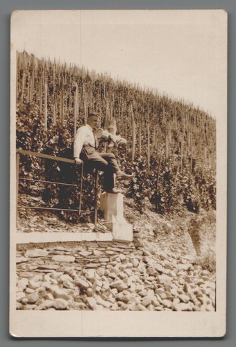 Foto giovane accanto alla