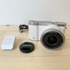 Fotocamera mirrorless compatta