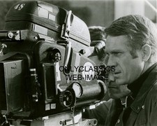 1968 STEVE MCQUEEN AS BULLITT DIETRO MACCHINA FOTOGRAFICA SUL SET 8x10 FOTO CANDID COOL