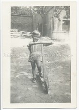 Mädchen mit Tretroller -