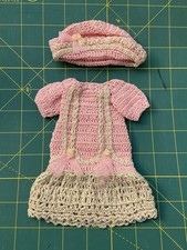 Abito e cappello all'uncinetto