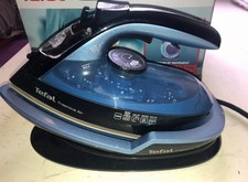 Tefal Freemove Ferro da Stiro a Vapore Senza Fili ad Aria FMPV1 – 2600W, Blu/Nero, Marchio di Sicurezza