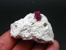 Rara gemma bixbite rosso