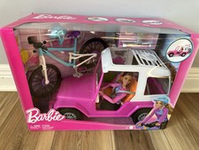 Barbie bambola con jeep rosa e