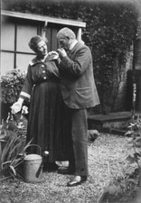 Baciare le mani in giardino. Inizio XX secolo, classe medio-alta.