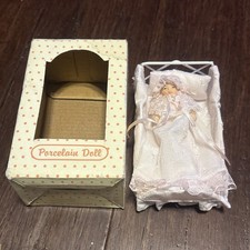 Bambola di porcellana in